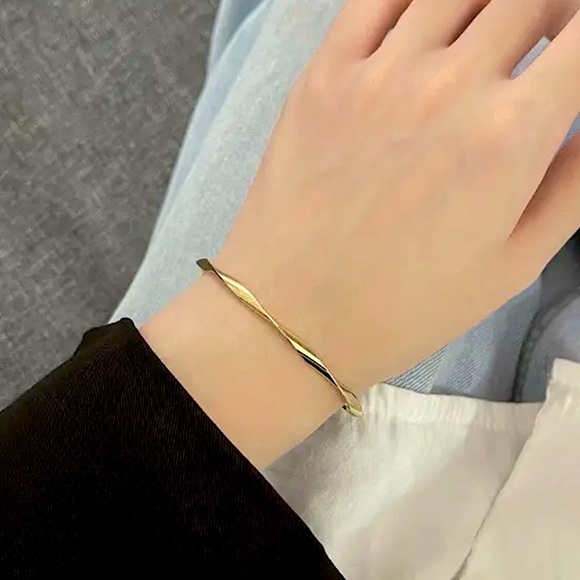 ⚜️𝟯𝟬%𝗢𝗙𝗙 𝗯𝘂𝗻𝗱𝗹𝗲𝘀 𝟯+⚜️ NEW Twisted Simple Delicate Cuff - Picture 11 of 13